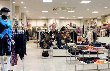 BENETTON / SISLEY イオン岡崎 アパレルの内装・外装画像