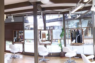 溢れる日差し、木のヘアサロン【PEAKS】 理容・美容院の内装・外観画像