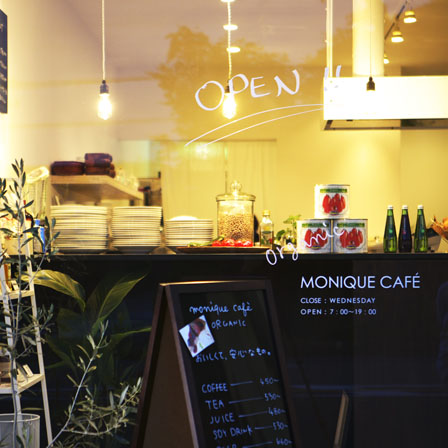 MONIQUE CAFE
