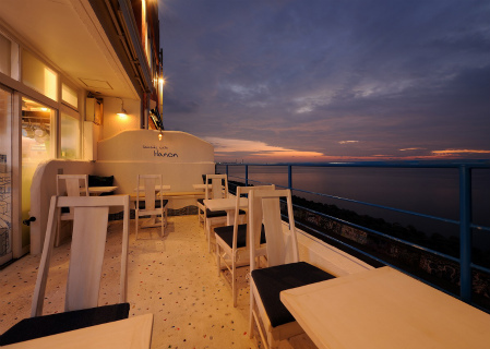 Seaside cafe Hanon