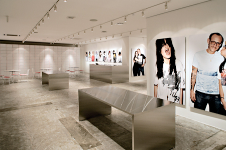 UT STORE HARAJUKU. アパレルの内装・外装画像