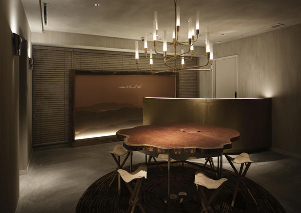 THE WALL HOTEL