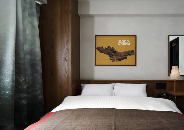 THE WALL HOTEL