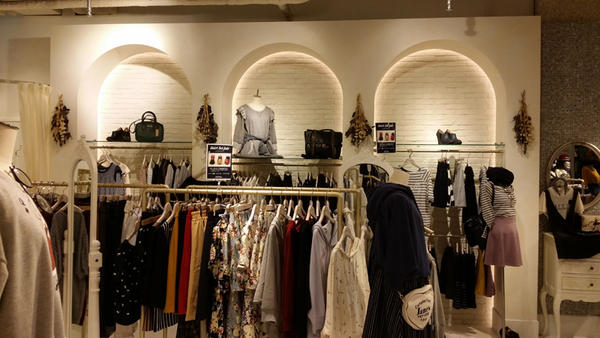 Nice Claup One After Another Hepナビオ店 物販店舗 梅田 店舗デザイン Com