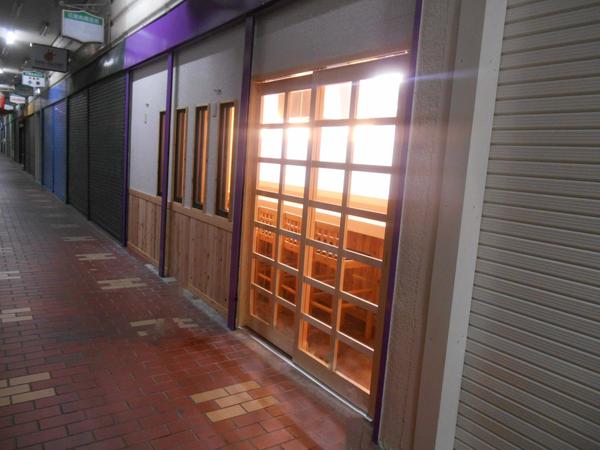 駅から近くの餃子屋さん 店内はカウ とんとん餃子 華苑飯店 ツクツク グルメ 投稿型グルメデーターベース