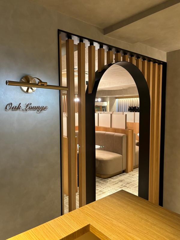 oak lounge