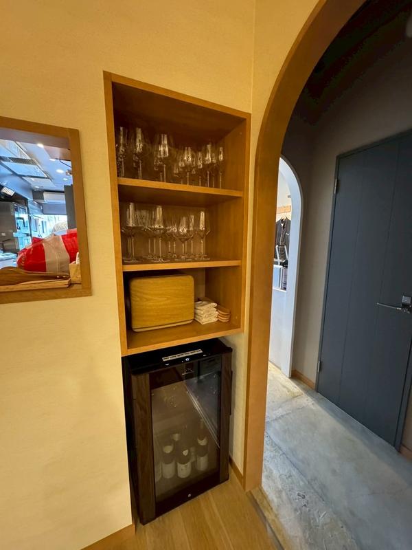 UNE TABLE