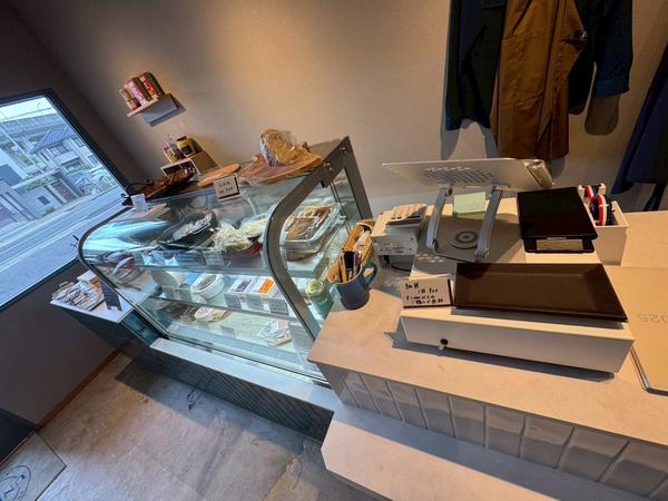 UNE TABLE