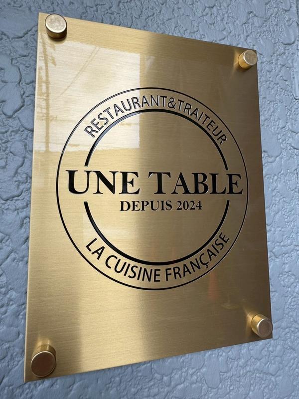 UNE TABLE