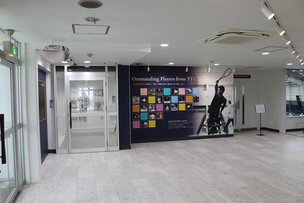 吉田記念テニス研修センター（TTC）　２階＆階段