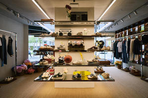 GOLDEN GOOSE OSAKA SHINSAIBASHI アパレルの内装・外観画像