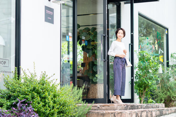 ファサードと店内をシームレスに融合！通行人を引き込む視覚誘引の店舗デザイン術