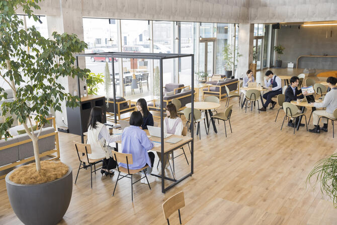 カフェのようなおしゃれなラウンジエリアの内装