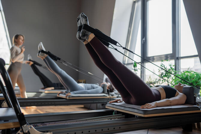 開放的で心地よいピラティススタジオの内装デザイン事例