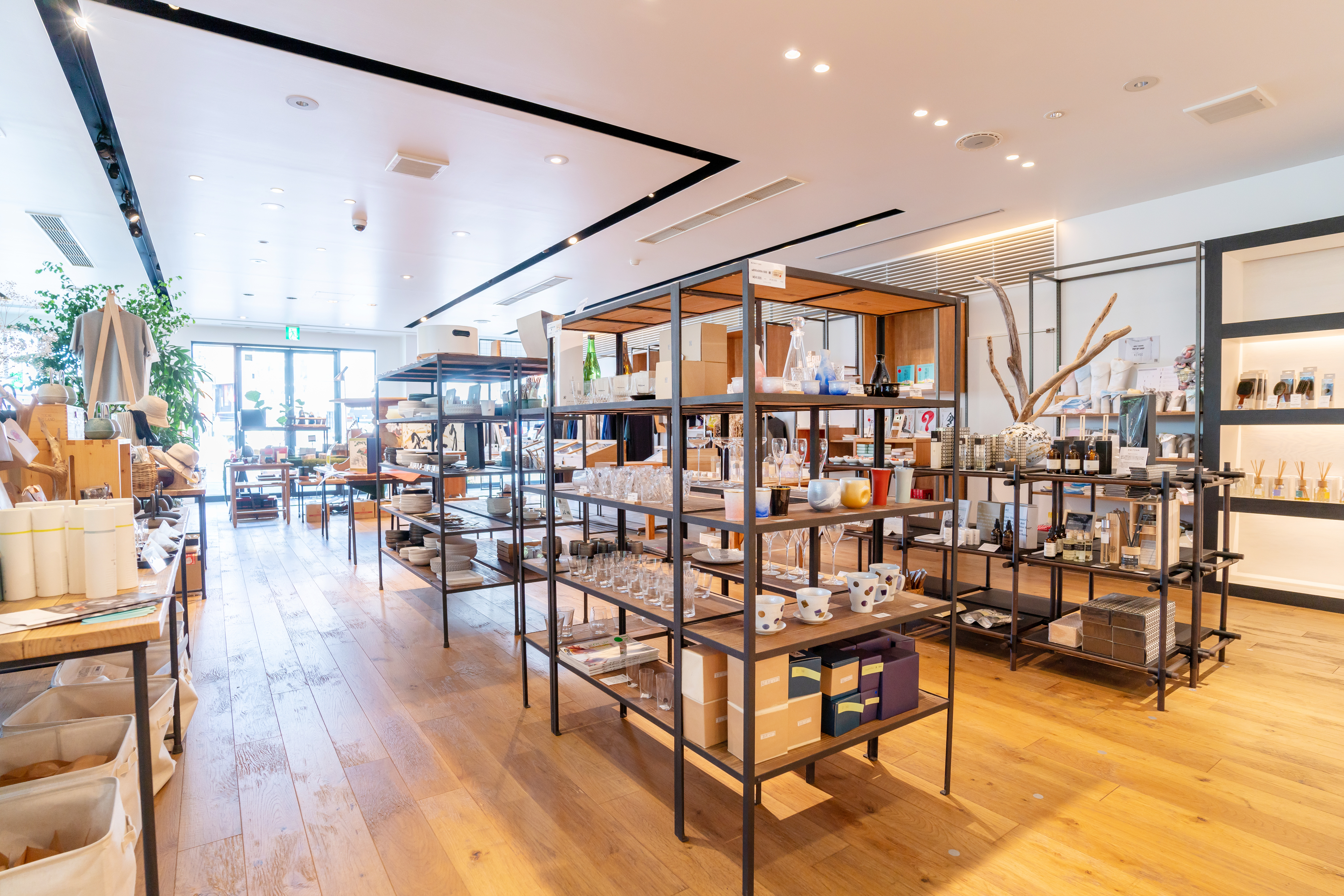 店舗の内装づくりに欠かせない「什器」選びのコツ。購入とレンタルの