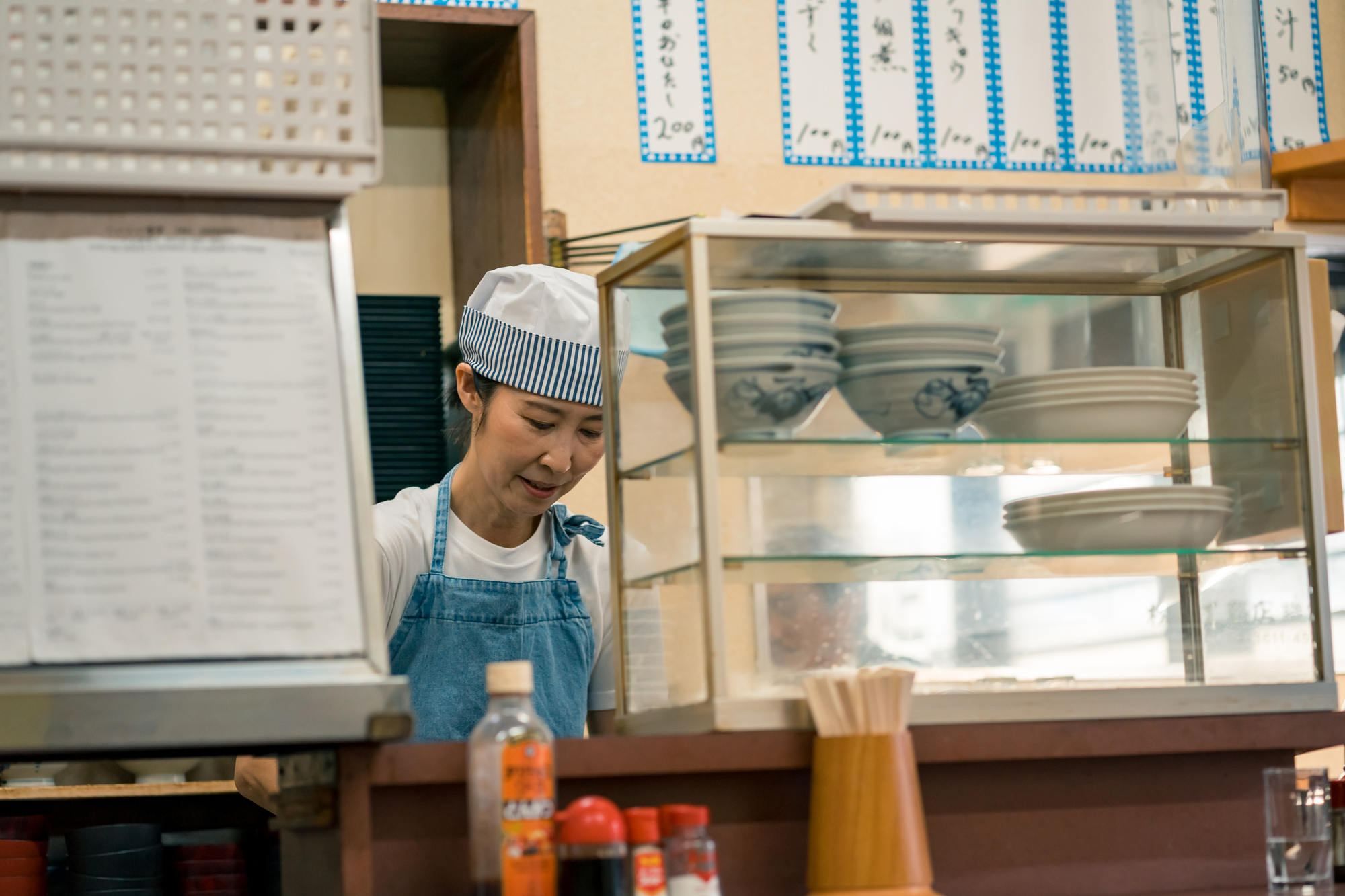 飲食店に最適な食器棚の選び方とは？【地震・カビ対策が重要！】 内装 